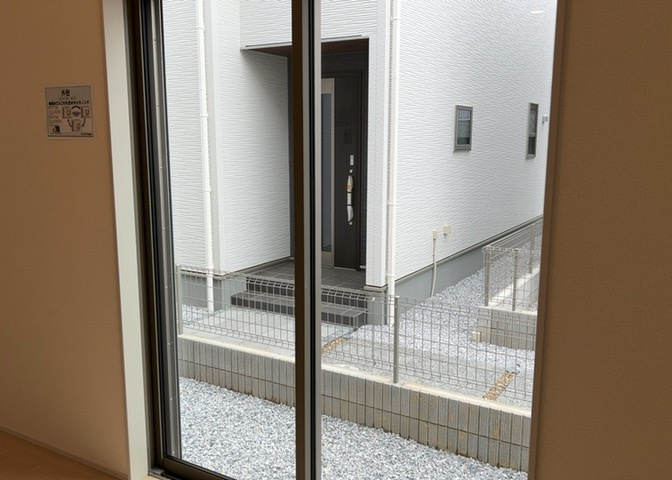 サッシとは、ガラス窓に使用される金属製の窓枠のことです。一般的に住宅建築では、金属製建具工事の段階で備え付けるもので、ガラス類や玄関、バスルームのスチール製のドアなどと同じタイミングで工事を行います。
