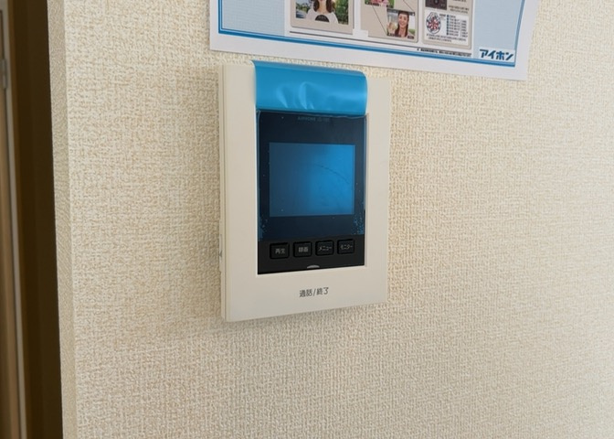 モニターで来訪者を確認して、目的が分からない場合はインターホンを通じて室内から会話することができます。怪しいと感じた場合はインターホン越しにお帰りいただくことができるので、直接会うことがなく安全です。