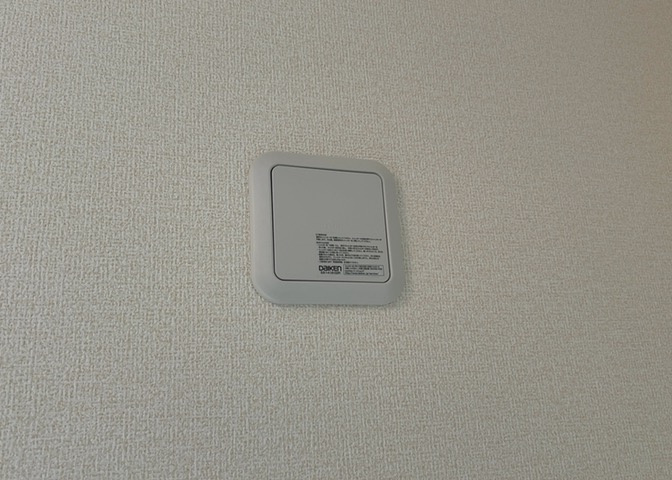 1日中建物内の換気が行われるように設計された仕組みです。気密性の高い住宅は、家に籠った空気でシックハウス症候群になる可能性がありますが、24時間換気システムであれば計画的な換気で対策が可能です。
