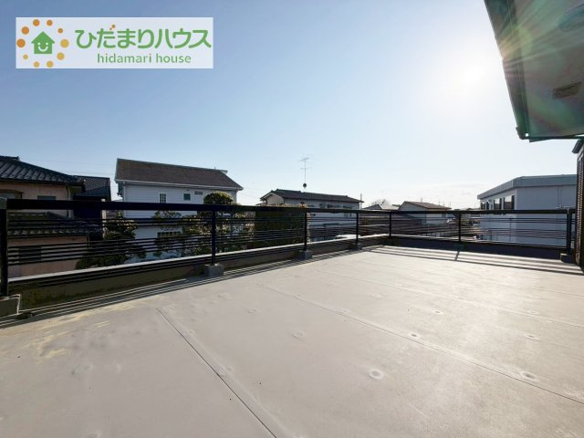 広々としたバルコニーは、大量の洗濯物を干しても余裕！　ティータイムにもピッタリの広さですね♪