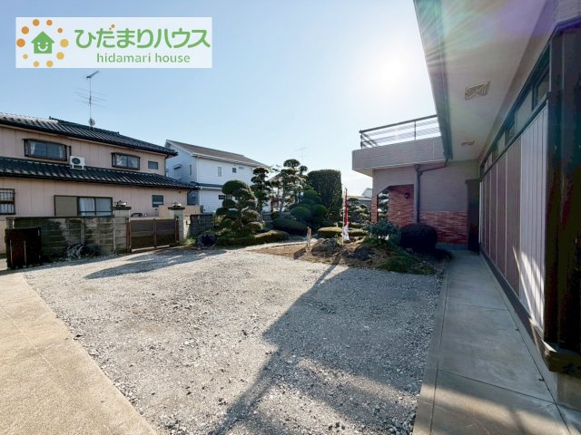 日当たりの良い広い庭。友人や親せきが集まってＢＢＱをしたり、ペットと遊んだり。　一戸建てならではの楽しさが広がります(*^-^*)