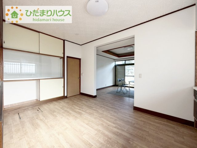 南側にお庭があり、明るく開放感のあるリビング。　昼間は、電気いらずでエコ+節約にもなります。