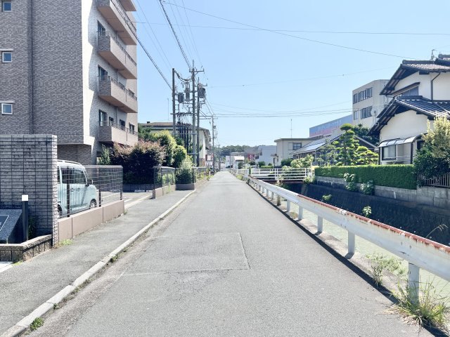 物件前の道路になります。