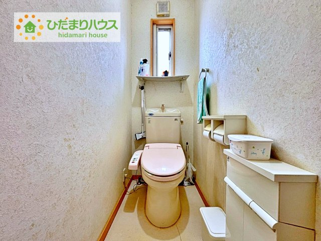 小窓が付いているので、トイレも明るい空間になっております♪