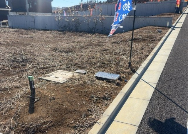 土地の面積＝住宅面積ではありません。建ぺい率の問題などで、土地のある場所によって住宅を建てられる面積は限られています。高さもしかり、「土地」という言葉の中には、建築条件も含まれると考えておきましょう。