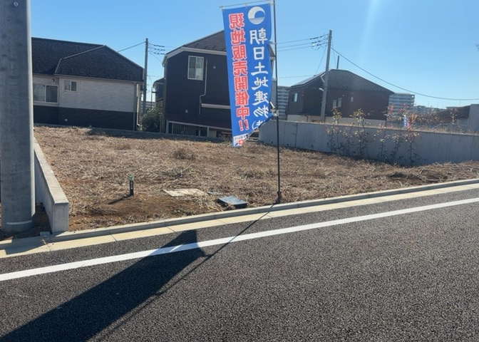 家を建てる場合、方位は要チェックです。現実的に日当たりのよい家ならばリビングは南側、建築基準法でも北側に当たる家への配慮は求められています。土地を見学に行く際は、方位磁針を持って行くようにしましょう。