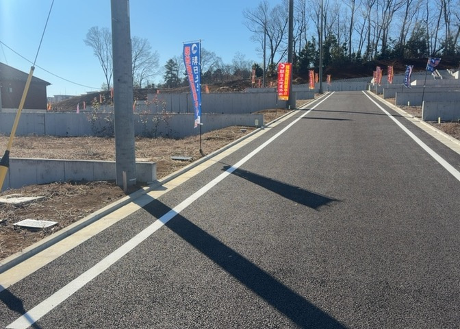 土地の前の道路に消火栓が設置されていることがあります。この場合、道路交通法第45条第1項により、駐車禁止の場所が指定されています。そのため、車庫などの駐車スペースをつくることができない場合があります。