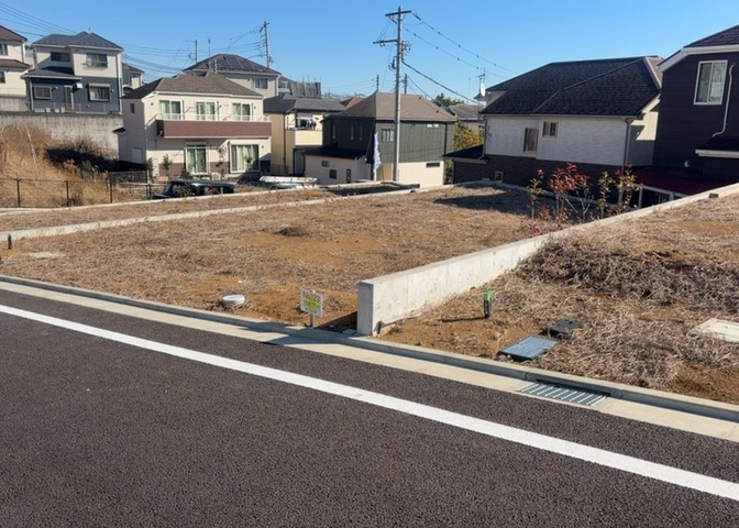 現地に行くなら、物件の周囲の地形がどうなっているかを見ることも大切です。周辺より低くなっている土地では、大雨などで水が集まりやすいため、地盤が弱くなっているということも考えられるため、注意が必要です。