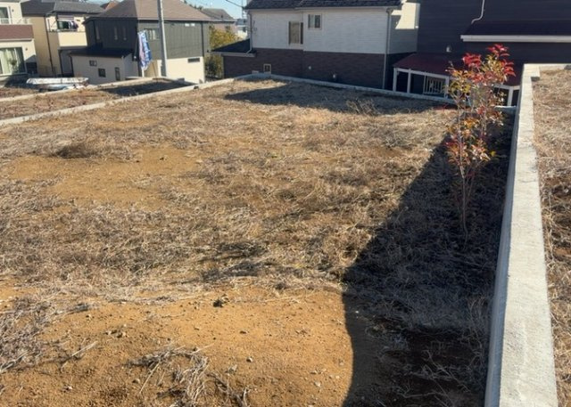 土地購入を検討されている場合、境界杭がない状態で購入してしまうと境界確定測量をする必要があり、費用がかかります。購入の前に、売主、隣土地所有者立ち合いのもと境界を確定し境界杭を設置するのがベストです。