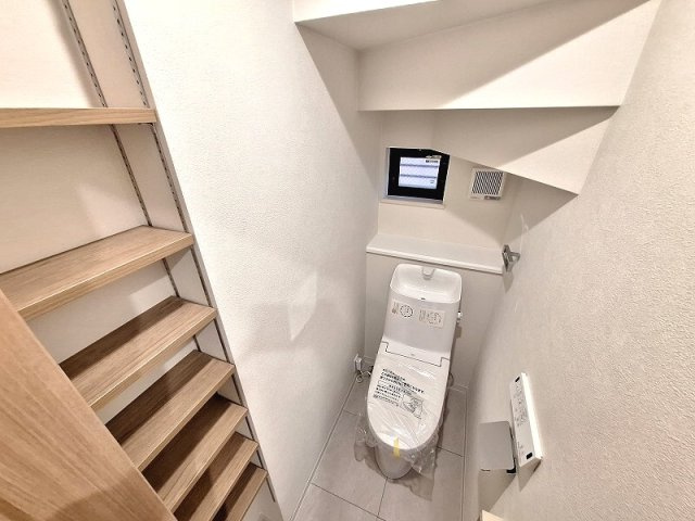 トイレ内には可動棚収納採用。