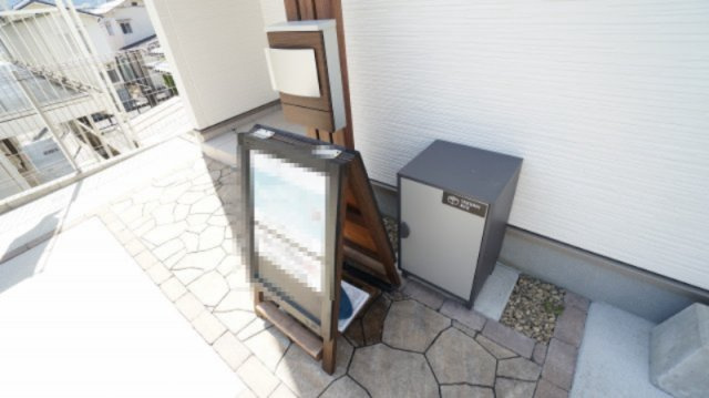 玄関に嬉しい宅配ボックスつき