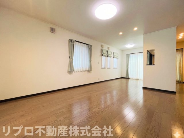 1階LDKは19．8帖、和室が隣接してゆったりくつろげる空間です♪※CG加工により家具などは消しています