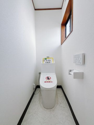 ■トイレ｜白を基調とした清潔感溢れるトイレになっています。トイレには窓がついていますので常に換気をすることができ清潔を保てます。