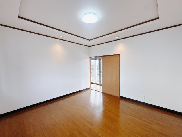 ■洋室｜「今日も一日お疲れ様」とご夫婦でゆったりくつろげる洋室。毎日の家事やお仕事に疲れた日はフカフカのベットで癒されてください。テレビや本棚をおいても快適な広さなのが自慢のお部屋です♪