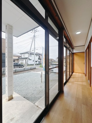 ■縁側｜風通しがよく自然の風を取り込みやすい、外と中の”ちょうどいい中間空間”で季節を感じながらゆったり過ごせる癒しのリラックススペースです♪