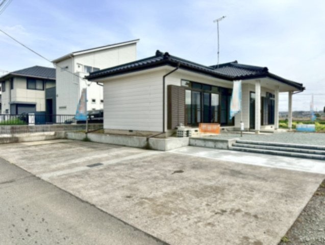 ■外観｜広々とした駐車スペースで楽々駐車可能！お買い物後もスムーズにお荷物を運べます♪