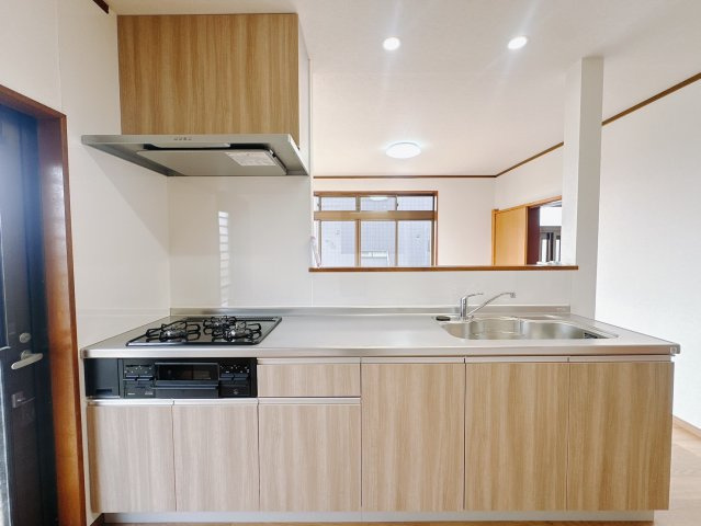 ■キッチン｜大きなお鍋や調理用具のも出し入れラクラクな収納がたっぷり！毎日使う場所だからこそ、無理のない姿勢で作業できるのは嬉しいポイントですね(*＾＾*)♪
