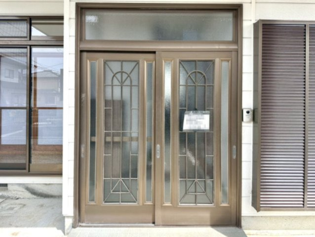 ■玄関｜南向き玄関なので温かい日差しが差し込みます。太陽の光をたっぷり浴びて元気にいってらっしゃい♪♪