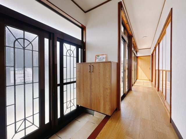 ■玄関｜お客様を最初にお迎えする玄関は、おうちの顔ともいえる大切な場所。よく使うものをシューズボックスの上に飾りながら収納すると、使いやすく見た目もキレイ。