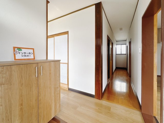 ■玄関｜毎日の「いってらっしゃい」や「お帰りなさい」を大切なご家族と過ごす玄関は〈使いやすさ〉を追求しております。玄関横の物入は急な来客時でもさっとお片付けできるスペースを確保しています。