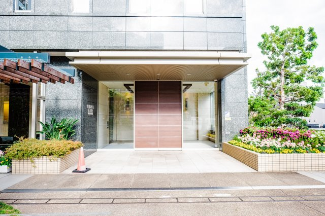 【エントランス外観】きれいに手入れされた植栽が美しい、メインエントランス出入口です！
