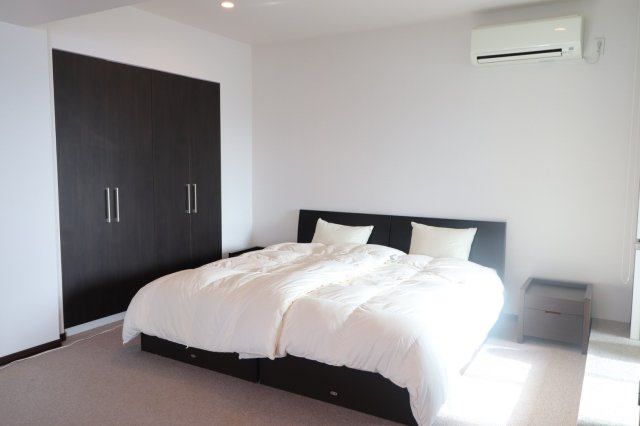 【スカイビュースイート】ゆとりある広さの寝室！大切なゲストにも、気兼ねなくご宿泊いただけます！