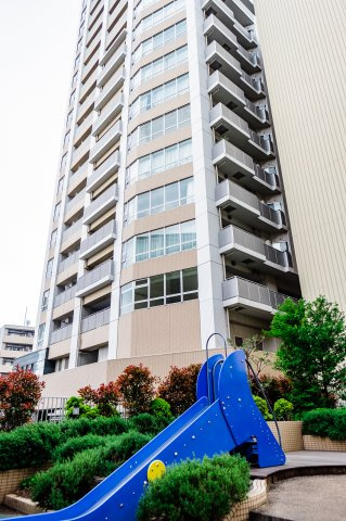 【レスティングガーデン】駐車場棟の屋上を緑化！すべり台もあり、お子様の遊び場としても活躍します！