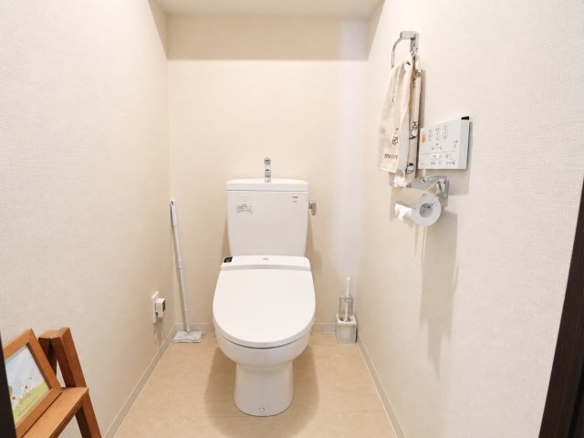 【トイレ】上部に吊戸棚がございます！もちろん温水洗浄便座です！