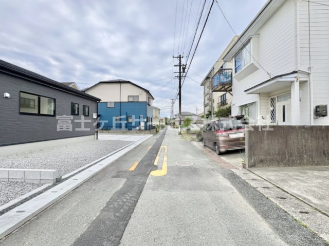 前面道路含む現地写真です