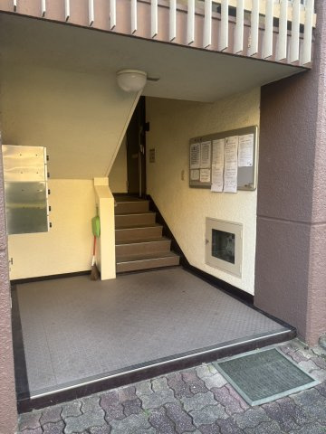 雨の日はベビーカーや傘を畳む時、屋根があるスペースが助かります♪