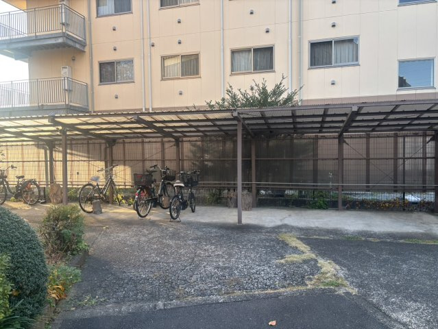 自転車が雨にぬれにくい駐輪場です♪