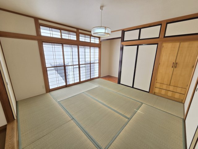 8帖の和室は床の間のある趣ある空間です！