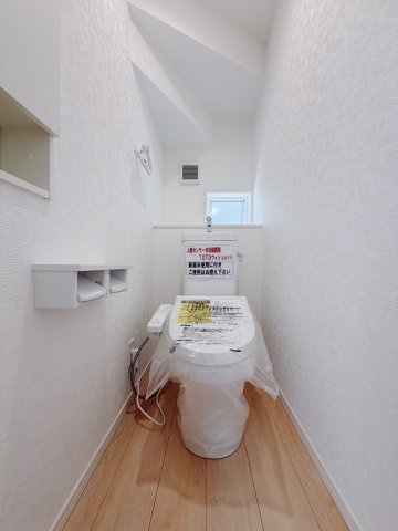 ■トイレ｜白を基調とした清潔感溢れるトイレになっています。トイレには窓がついていますので常に換気をすることができ清潔を保てます。