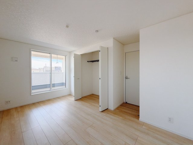 ■洋室｜ナチュラルカラーの床です。模様替えなどとても楽しく工夫できます♪陽当たり、風通しもとても良いので毎日快適な生活スタートです！子供部屋にも良いですね♪