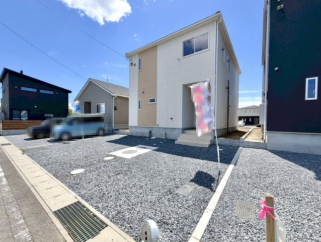 ■外観｜広々とした駐車スペースで楽々駐車可能！道路幅にゆとりがあることで駐車もしやすく、来客時や複数台利用の際にもストレスを感じにくいのが魅力の一つです♪