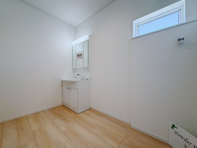 ■洗面室｜通常より広いタイプの洗面所になっています。のびのびと使える洗面所には寒い冬にストーブをおいても邪魔になりません♪