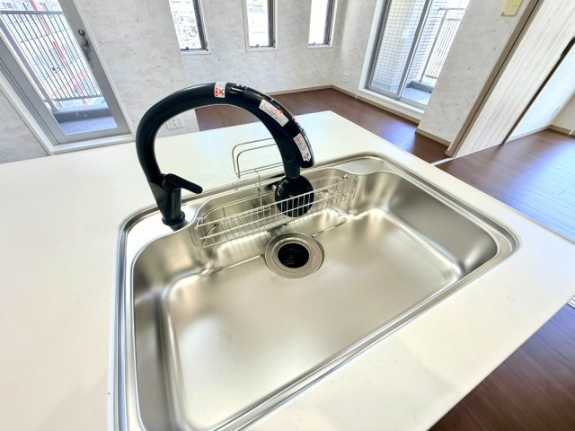 【シンク】　食器洗いもはかどる広々としたシンク。