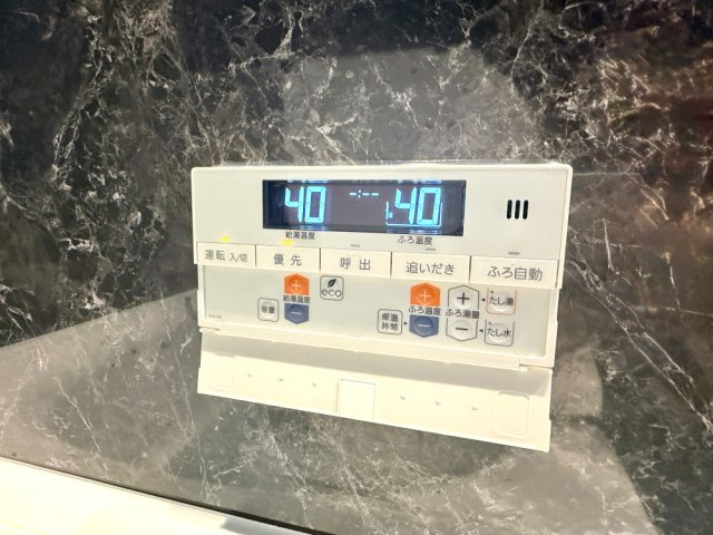 【給湯パネル】　生活に便利な設備が充実しています。