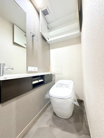 【トイレ】　トイレには便利な手洗い水栓付き！機能性とデザイン性を兼ね備えた空間です。