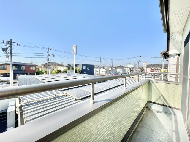 陽当たり通風共に良好なバルコニー♪目の前に光や風を遮る建物が無く、洗濯物もカラッと乾きそうです♪