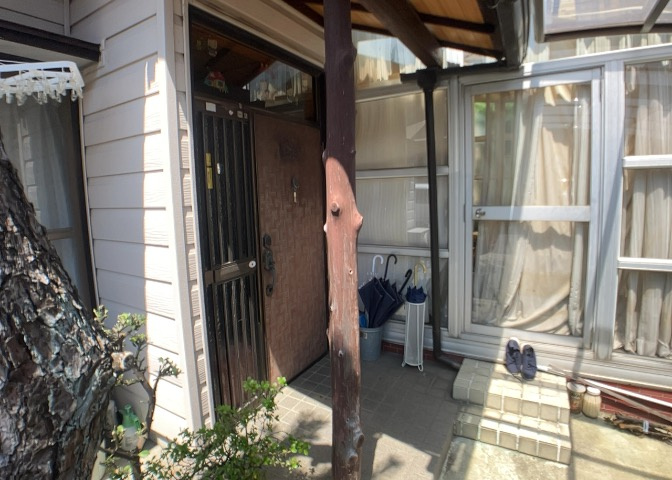 玄関ポーチにおいて最も重視すべきと言っても良いのが広さです。適切な広さの玄関ポーチでないと外見的なバランスは崩れてしまいますし、何より使いにくくなってしまいますので、現地で実際に下見をしてみましょう！