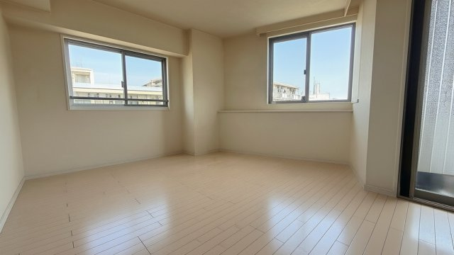 どんな家具も合うシンプルな空間。（室内写真の家具・家電等はAIで消去する加工を行っております。）