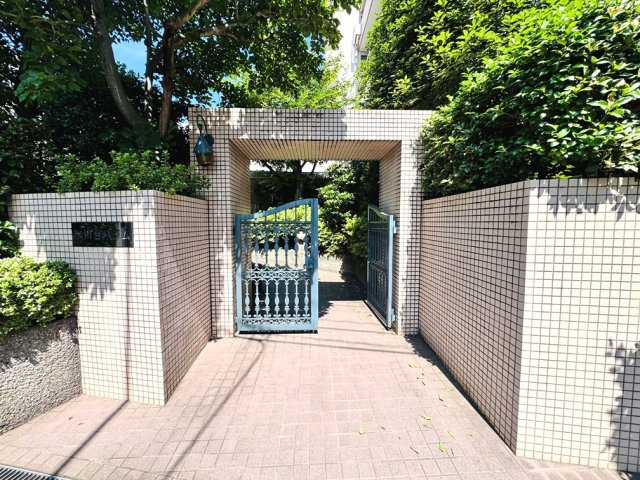 小中学校が徒歩10分圏内ですので、お子様の通学安心な環境です。