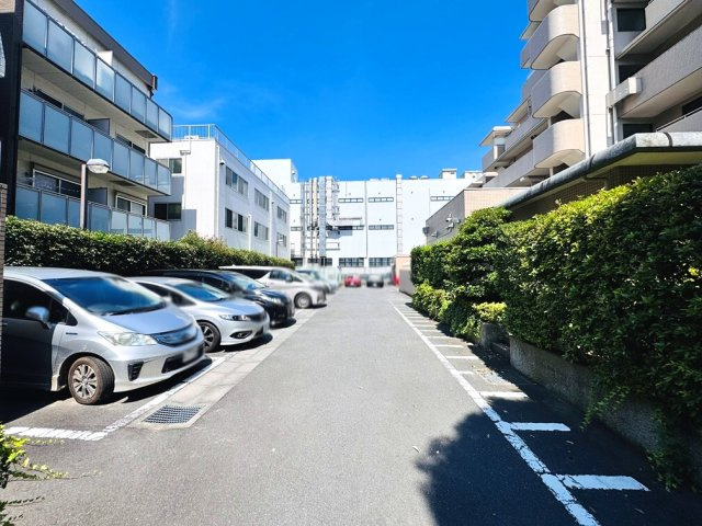 お買い物施設も近く生活に便利な環境が整っております。