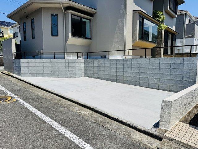 ～建物西側・北側に計2台分のカースぺース～