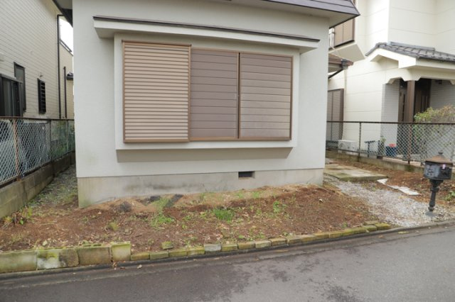 土地の形が極端に長細かったり、狭小地、あるいは道路との高低差がある傾斜地だった場合、後々売ろうとしても買い手がつかない場合もあります。後々、売却することになった時に価値の下がらない土地を選びましょう。