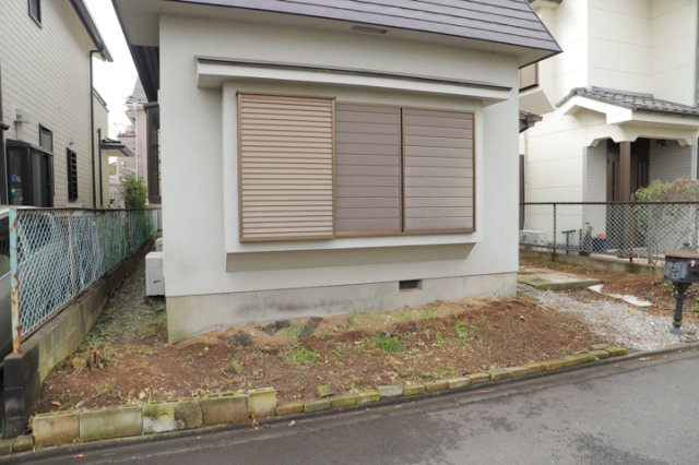 土地の面積＝住宅面積ではありません。建ぺい率の問題などで、土地のある場所によって住宅を建てられる面積は限られています。高さもしかり、「土地」という言葉の中には、建築条件も含まれると考えておきましょう。