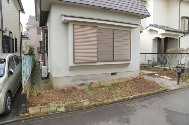 家を建てる場合、方位は要チェックです。現実的に日当たりのよい家ならばリビングは南側、建築基準法でも北側に当たる家への配慮は求められています。土地を見学に行く際は、方位磁針を持って行くようにしましょう。