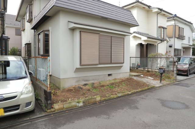 土地の前の道路に消火栓が設置されていることがあります。この場合、道路交通法第45条第1項により、駐車禁止の場所が指定されています。そのため、車庫などの駐車スペースをつくることができない場合があります。