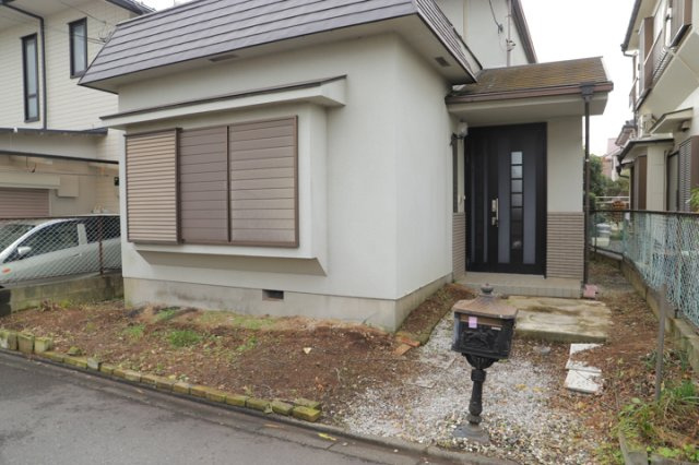 土地購入を検討されている場合、境界杭がない状態で購入してしまうと境界確定測量をする必要があり、費用がかかります。購入の前に、売主、隣土地所有者立ち合いのもと境界を確定し境界杭を設置するのがベストです。